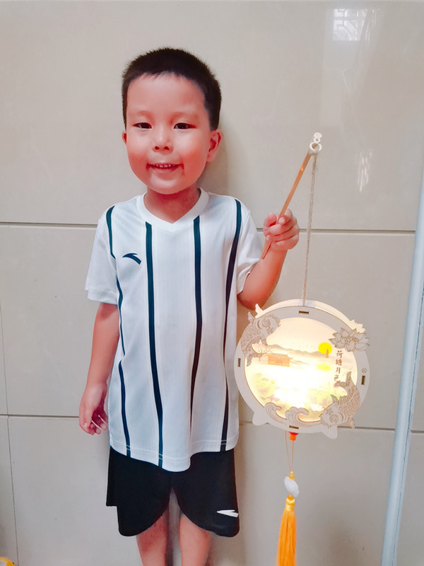 李伟杰 洞江幼儿园 月圆.jpg